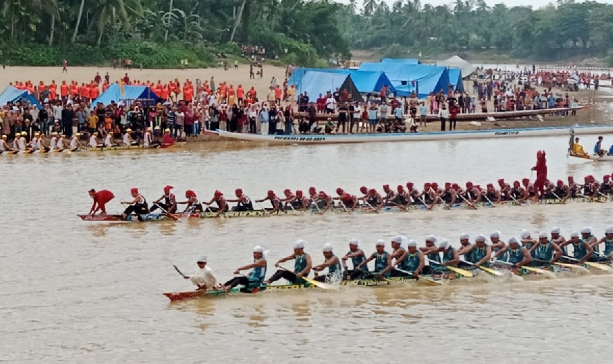 Dua jalur berpacu di arena Tepian Rajo Kecamatan Pangean, Jumat (4/7/2025) siang. Kadis Budpar Kuansing Azhar sebut tukang tari, timbo ruang, tukang onjai wajib ada dan berbusana Melayu.