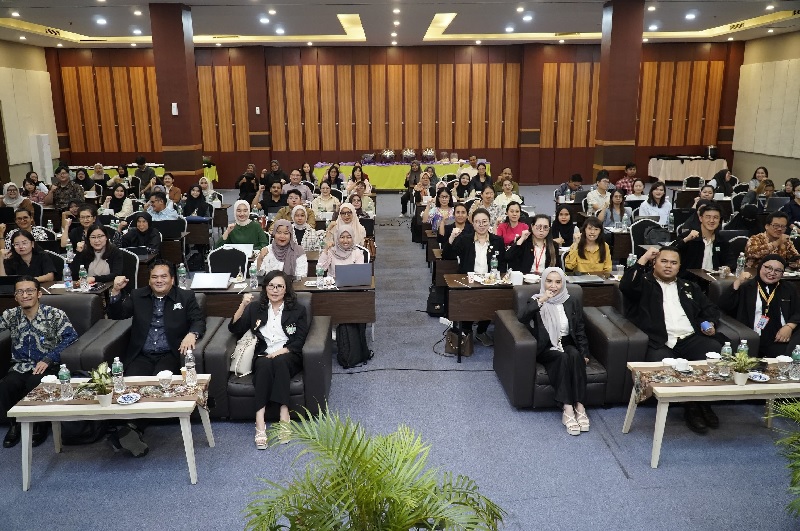Ketua Umum IKPI, Vaudy Starworld (dua kiri duduk) didampingi Ketua IKPI Pengda Sumbagteng Lilisen SE MAk BKP (tiga kiri duduk) foto bersama peserta dan narasumber seminar perpajakan Coretax system.