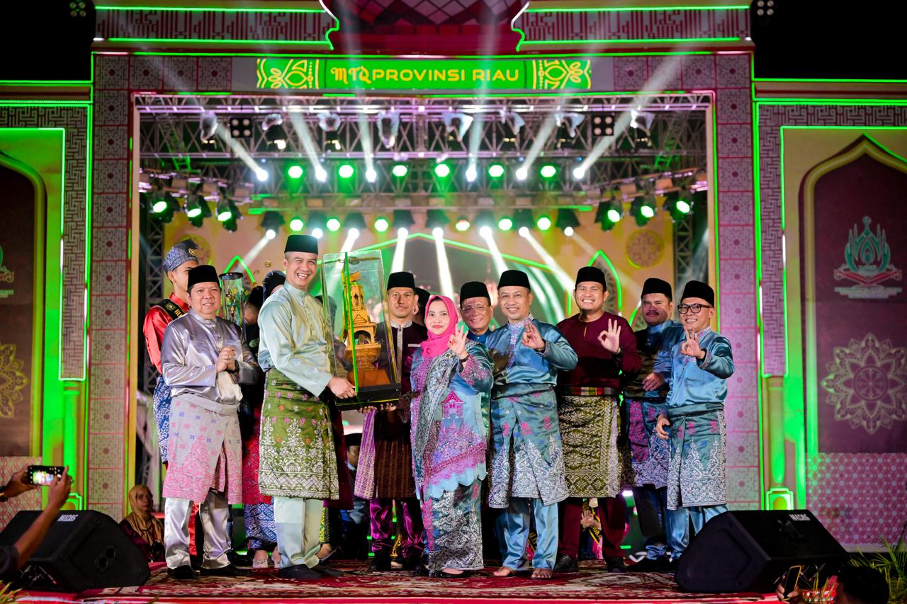 Bupati Bengkalis, Kasmarni, menerima piala bergilir juara umum MTQ ke-43 tingkat Provinsi Riau dari Pj Sekdaprov Riau, Muhammad Job Kurniawan, di Lapangan Pasir Andam Dewi Bengkalis, Sabtu (5/7/2025).