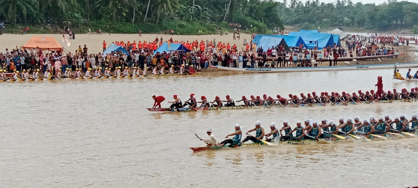 Dua jalur berpacu sengit pada perpacuan jalur hari kedua di Tepian Rajo Pangean, Sabtu (5/7/2025).