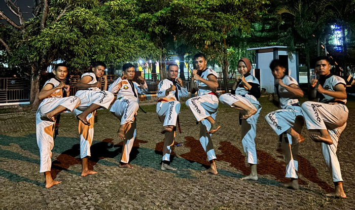 Atlet tarung derajat Pekanbaru saat latihan di Satlat Gajah Mada Pekanbaru, beberapa hari lalu.