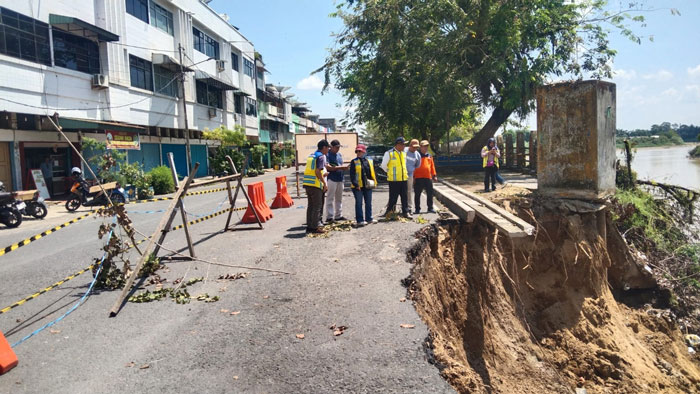 Kadis PUPR Inhu, Arif Sudaryanto ST dan Kepala KPBD Inhu, Mulyadi saat mendampingi Tim Balai Besar Sungai Wilayah Sumatera dari Kementerian PU turun ke lokasi abrasi pada Ahad (6/7/2025).