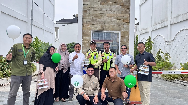Dompet Dhuafa Riau berbagi nasi tumpeng untuk masyarakat sekitar kantor pada Tasyakura Milad ke-32 Dompet Dhuafa di Pekanbaru, Rabu (2/7/2025).