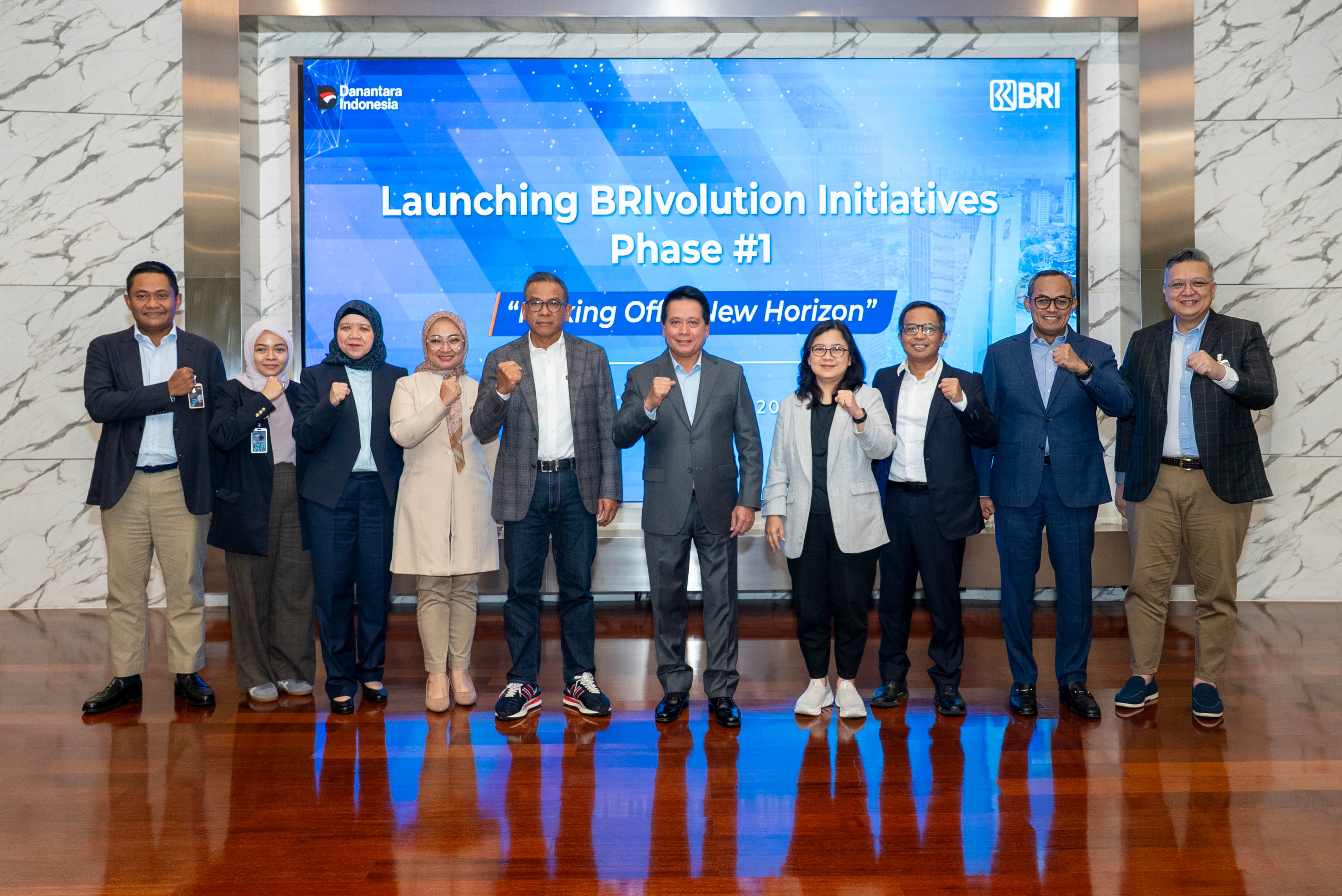 Direksi dan jajaran manajemen BRI berfoto bersama usai peluncuran BRIvolution Initiatives Phase 1 di Jakarta, sebagai bagian dari langkah strategis transformasi berkelanjutan perseroan. Inisiatif ini