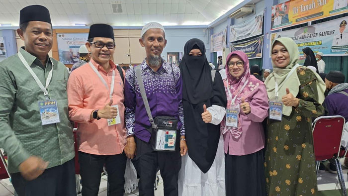 Kabid Penyelenggaraan Haji dan Umrah Kemenag Riau, H Defizon saat menjemput serta mendampingi dua jemaah haji asal Kota Pekanbaru, Provinsi Riau, Ahad (6/7/2025) di Asrama Haji Batam.