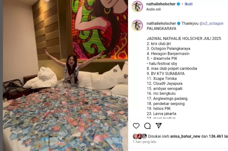 Nathalie Holscher memamerkan tumpukan uang di akun media sosialnya.