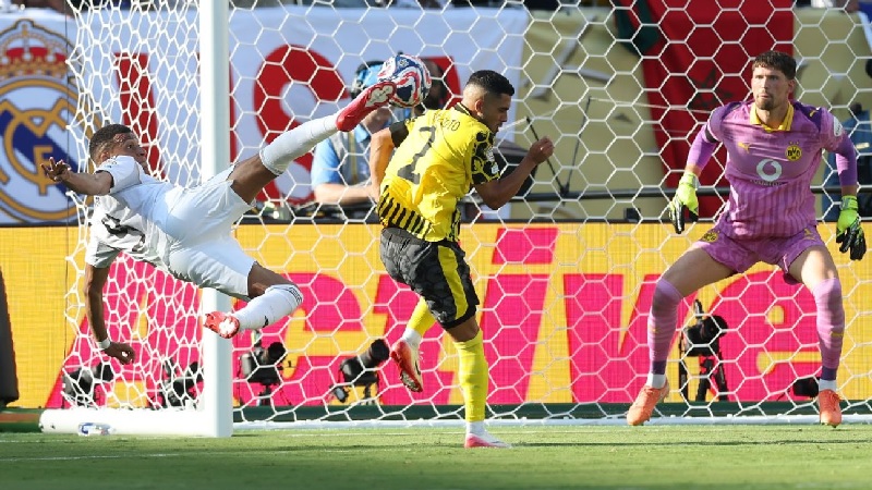 Tendangan bicycle spektakuler Kylian Mbappe memastikan kemenangan Real Madrid atas Borussia Dortmund pada perempatfinal PialaDunia Antarklub 2025.