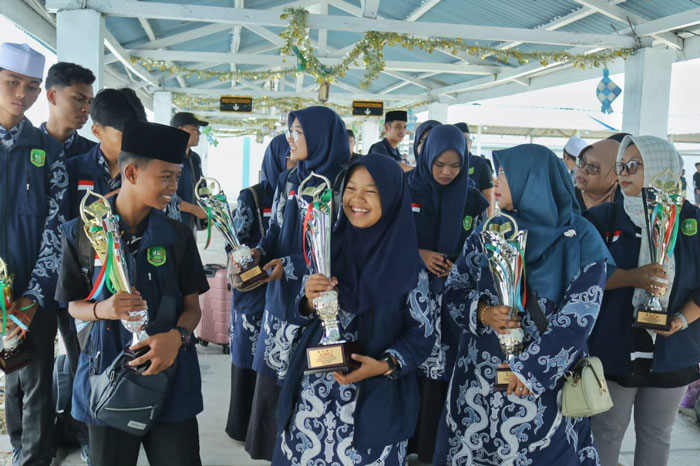 Sejumlah peserta pulang ke Meranti pasca berhasil memperoleh juara MTQ Riau di Bengkalis,Ahad (6/7/2025).