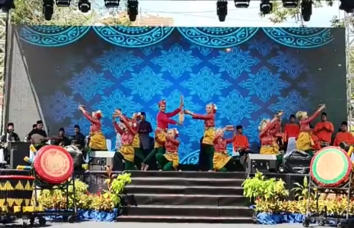 Sanggar Bathin Sembilan tampil memukau dan menguasai Panggung Zapin Internasional dalam Pertandingan Zapin Antarabangsa 2025 di Melaka, Malaysia, Sabtu (5/7/2025) malam.