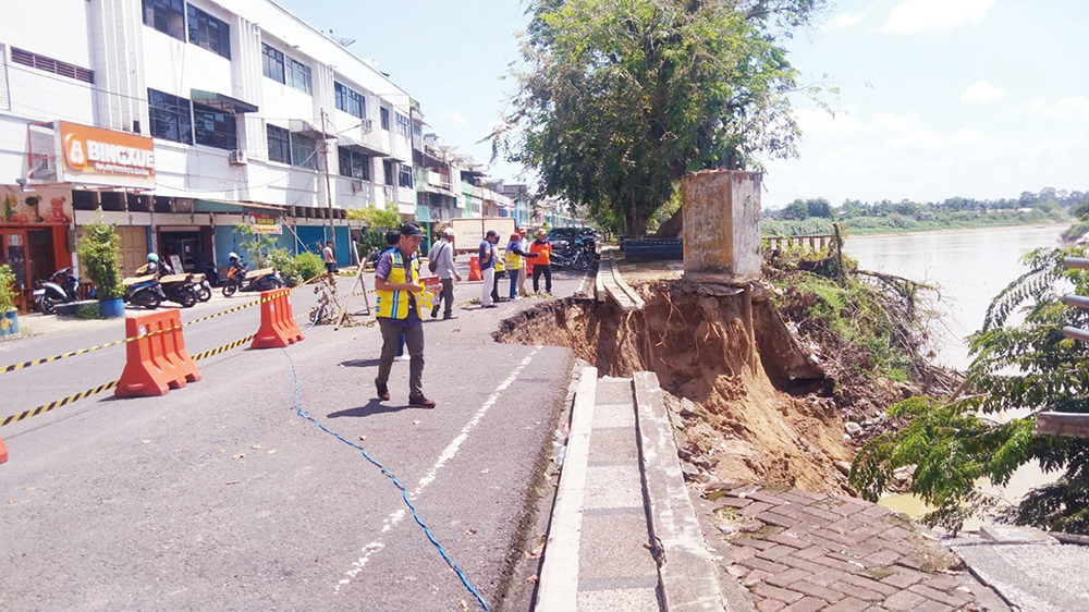 Tebing Sungai Indragiri, Rengat mengalami abrasi, Ahad (6/7/2025). Sebagian badan Jalan Jenderal Sudirman amblas dan Jembatan Trio Amanah ikut terancam ambruk.