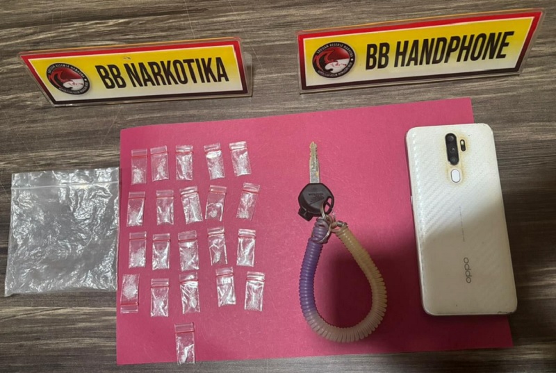 Barang bukti sabu-sabu diamankan bersama dua orang tersangka di Mapolres Inhil, Senin(6/7/2025)