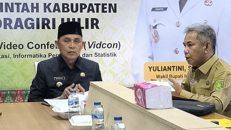 Bupati Inhil Herman ketika mengikuti Rakor Pengendalian Inflasi bersama Mendagri secara virtual di ruang E-Bilik Diskominfo Pers Inhil, Tembilahan, Senin (7/7/2025).