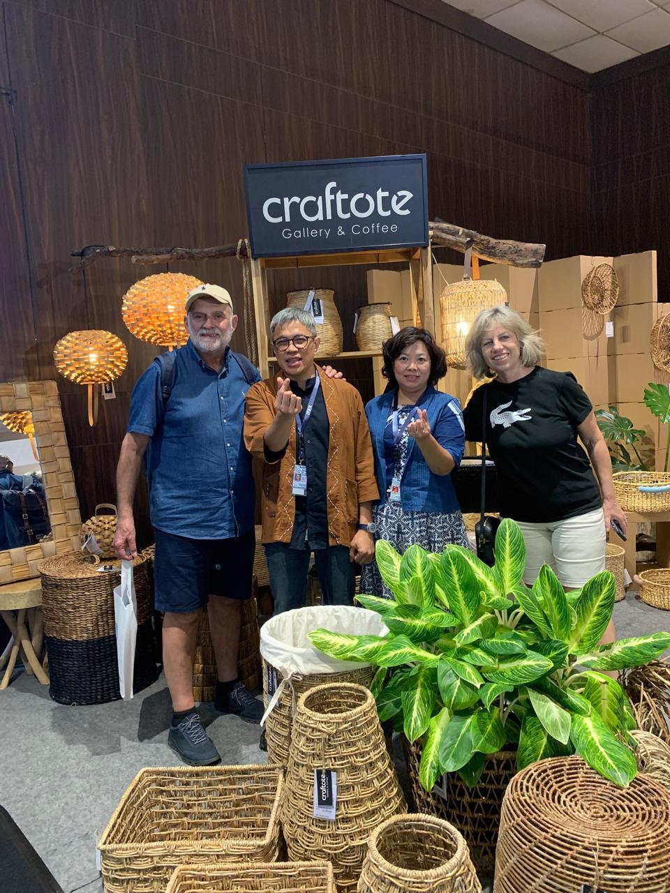 Bersama pelanggan internasional di booth Craftote, yang menampilkan beragam kerajinan tangan berbahan serat alam. Produk ramah lingkungan buatan pengrajin lokal ini sukses menarik minat pasar.