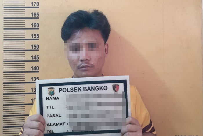 Tersangka Syaf saat diamankan di Mapolsek Bangko.