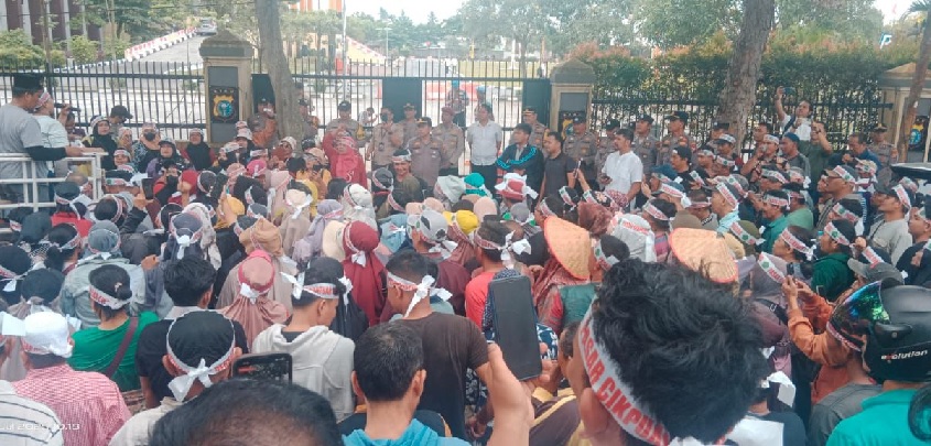 Pedagang Pasar Cik Puan saat melakukan demonstrasi di Mapolda Riau, Senin (7/7/2025).