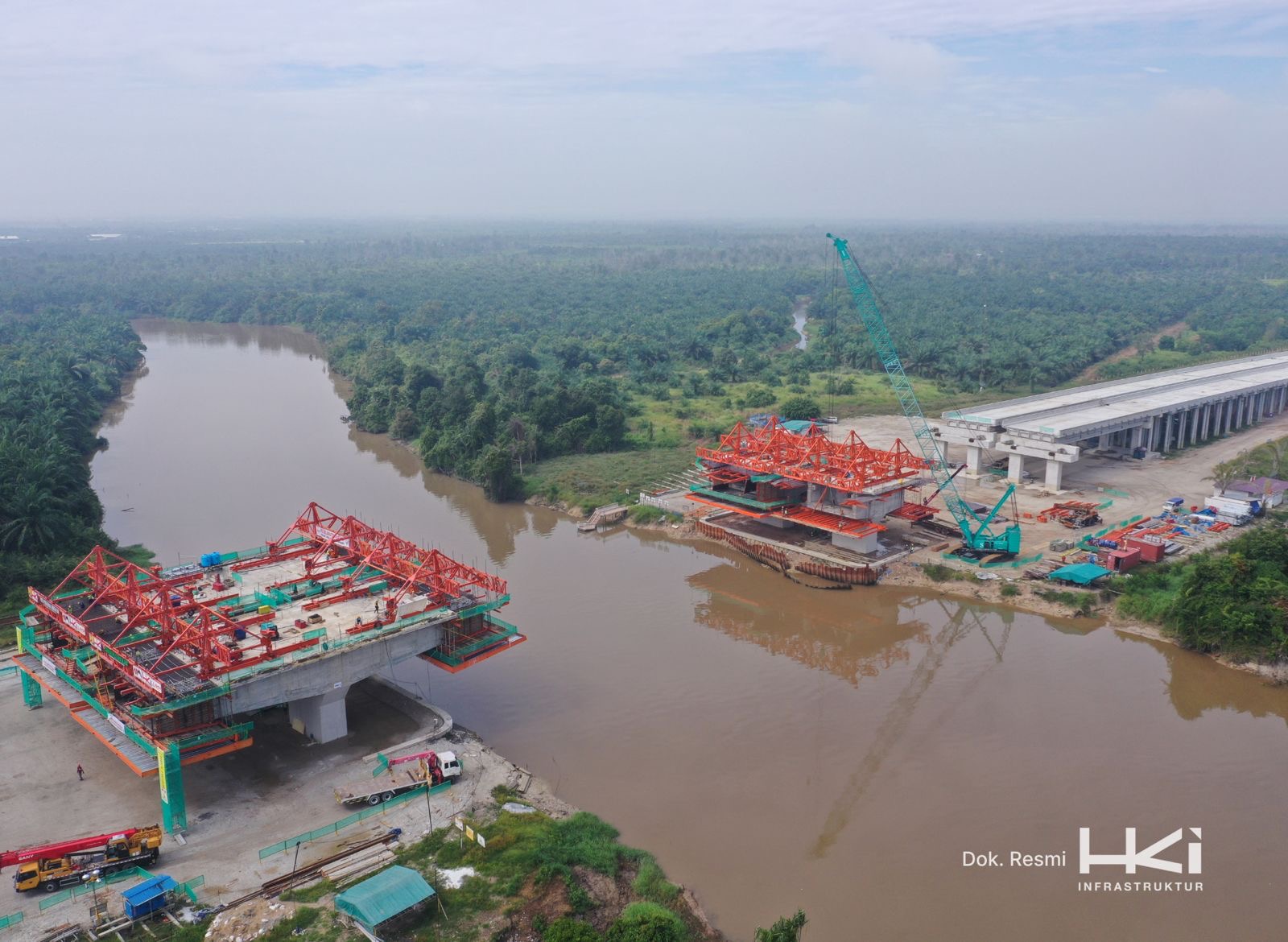 Pekerjaan konstruksi Jembatan Siak Jalan Tol Lingkar Pekanbaru membentang di atas Sungai Siak berdampak pada pengalihan arus kendaraan berat di Jalan Pemuda Ujung, Payung Sekaki, awal Juli 2025.