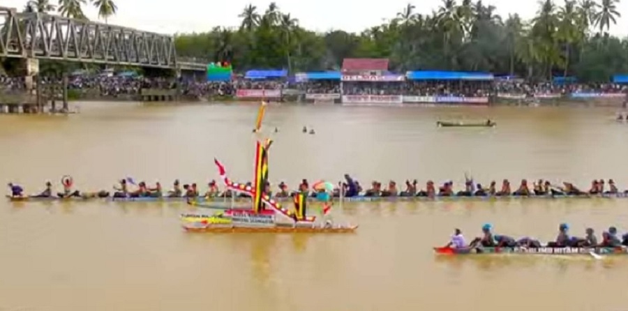 Jalur Tuah Keramat Bukit Embun Inhu berhasil mengalahkan Jalur Panglimo Hitam Bintang Naghohi Kuansing dalam partai final perebutan juara I di arena perpacuan Tepian Rajo Pangean, Senin (7/7/2025).