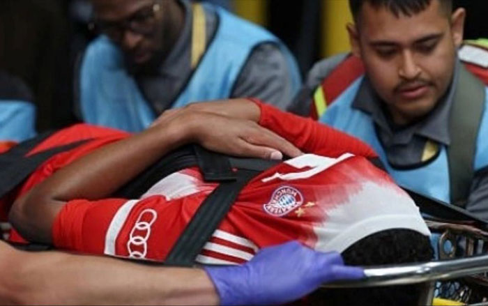Pemain Bayern Munchen Jamal Musiala saat ditandu keluar lapangan setelah mengalami insiden dengan Gianluigi Donnarumma.