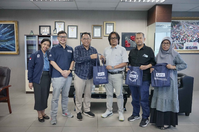 Corporate Communication Manager  Sambu Group Dwianto Arif W (tiga kiri),  Arief Aria R (dua kiri), Agnes Pinkan (kiri) serahkan cenderamata kepada Direktur Riau Pos Firman Agus (3 kanan).
