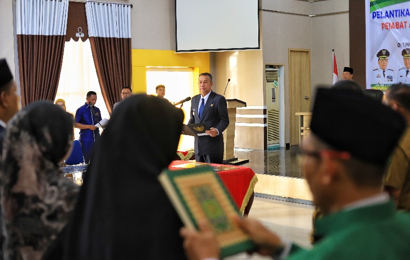 Wakil Bupati Kepulauan Meranti Muzamil Baharudin pimpin pelantikan pergeseran puluhan pejabat fungsional di Sekretariat Daerah Jl Dorak Selatpanjang, Senin (7/7/2025).