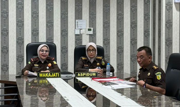 Wakajati Riau Rini Hartatie (kiri) dan Aspidum Silpia Rosalina pimpin ekspose pengajuan penghentian penuntutan dari Kejari Rohul secara virtual bersama Jaksa Agung Muda Tipidum melalui Dir A Nanang