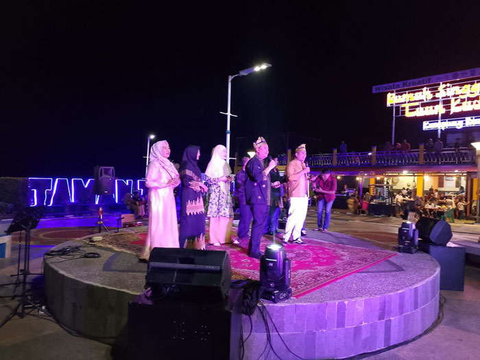 Suasana rebana mengalun pelan, disusul tepuk tangan ratusan penonton yang memadati halaman Rumah Singgah Tuan Kadi, Sabtu (5/7/2025) malam, dalam Festival Kreatif Budaya Melayu.