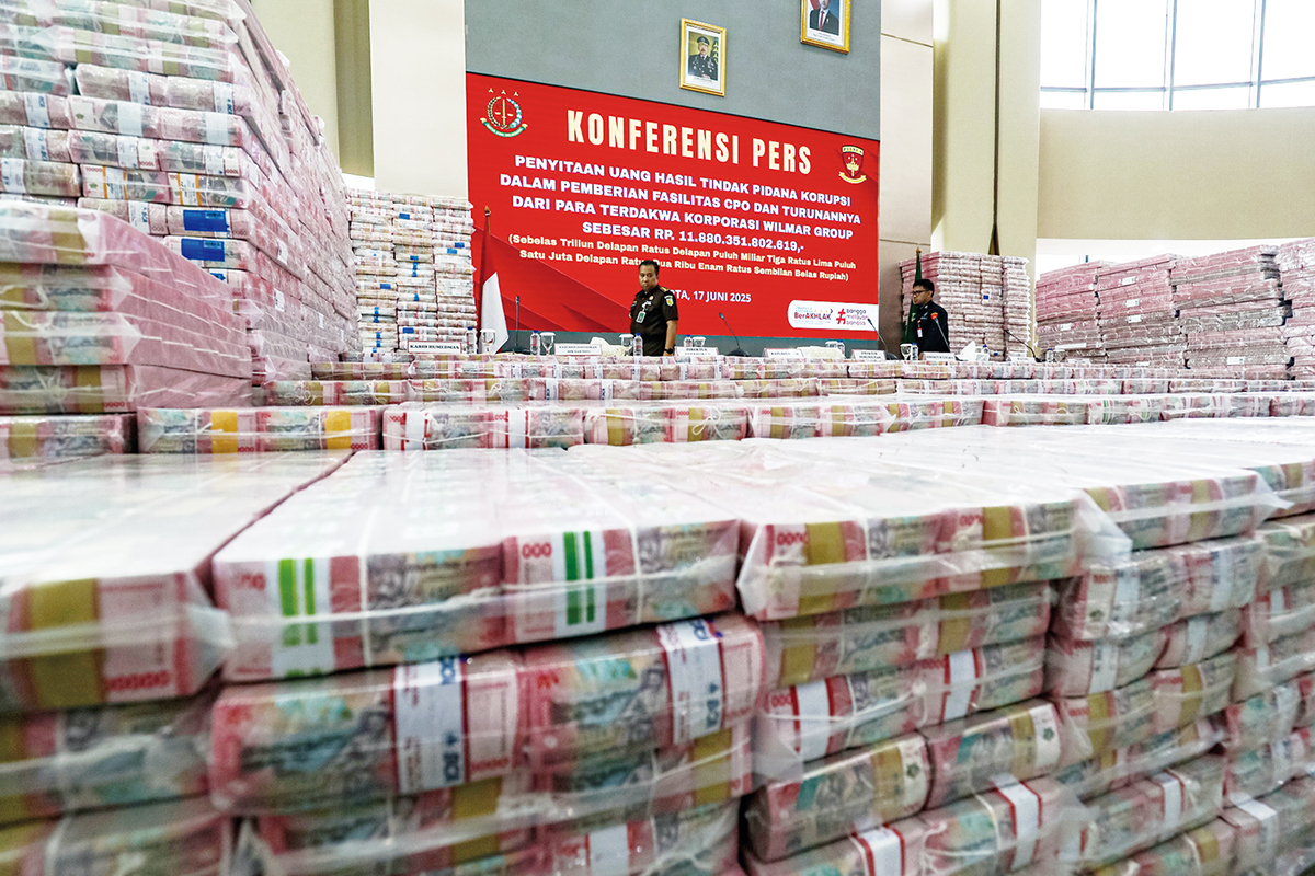 Barang bukti uang sitaan diperlihatkan saat konferensi pers kasus korupsi ekspor crude palm oil di Gedung Bundar Jampidsus Kejaksaan Agung, Jakarta, baru-baru ini.
