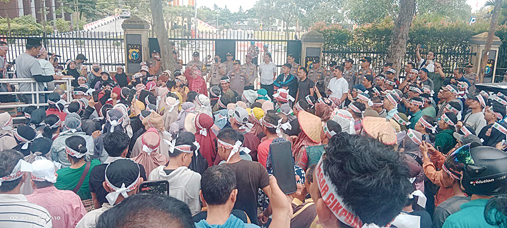 Pedagang Pasar Cik Puan saat melakukan demonstrasi di Mapolda Riau, Senin (7/7/2025).