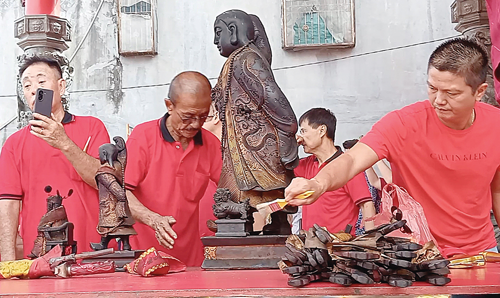 Umat Buddha di Pekanbaru melakukan prosesi pembersihan patung dewa Tian To Guan Sue sebelum memasuki Vihara Au San Ci Bio di Jalan Angkasa,&nbsp;Kecamatan Payung Sekaki, Pekanbaru, Senin (7/7/2025).