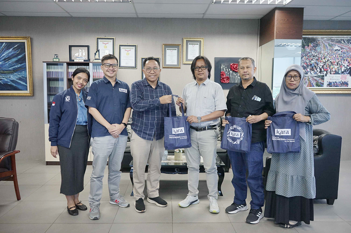 Corporate Communication Manager Sambu Group Dwianto Arif W (tiga kiri), Public Relations Head Sambu Group Arief Aria R (dua kiri), Public Relation Specialist Sambu Group Agnes Pinkan (kiri), menyerahkan cendera mata kepada Direktur Riau Pos Firman Agus (t