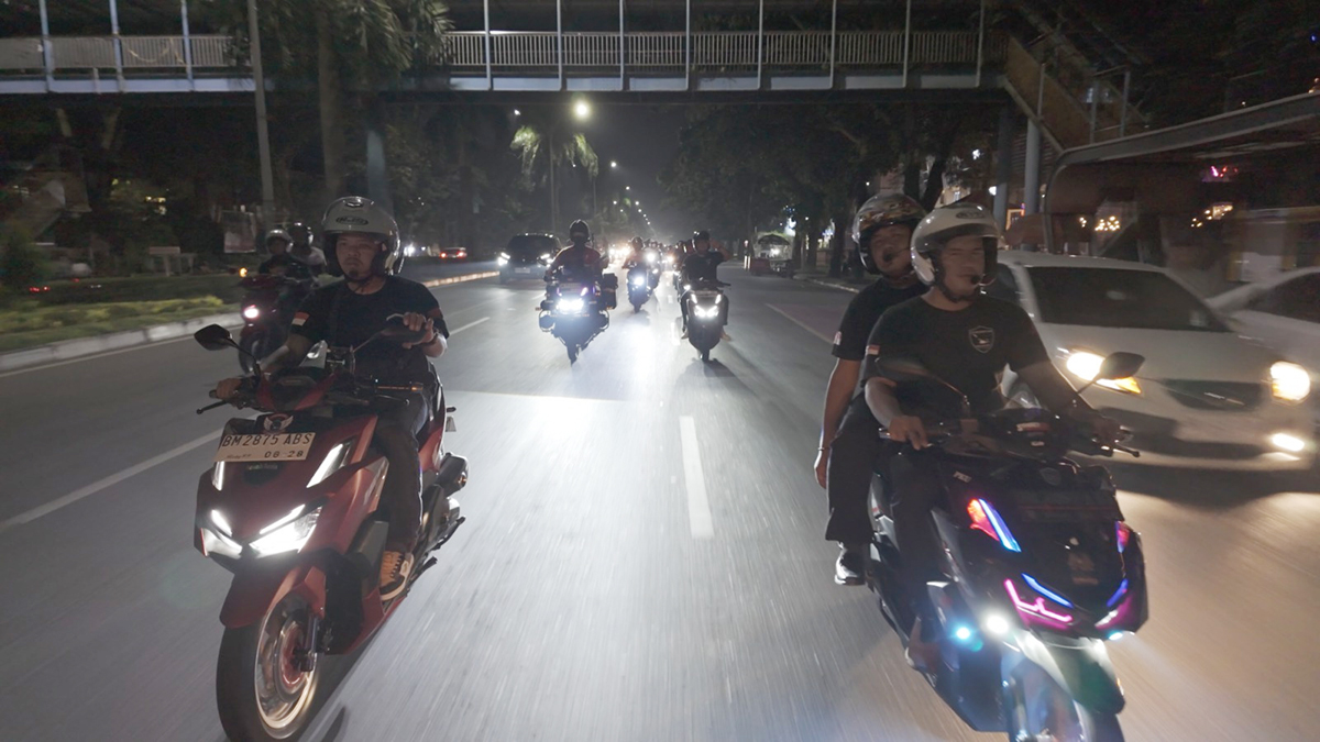 PT Capella Dinamik Nusantara (CDN) Riau mengajak komunitas Honda di Riau untuk city rolling dalam kegiatan Vario Nocturnity yang digelar belum lama ini.