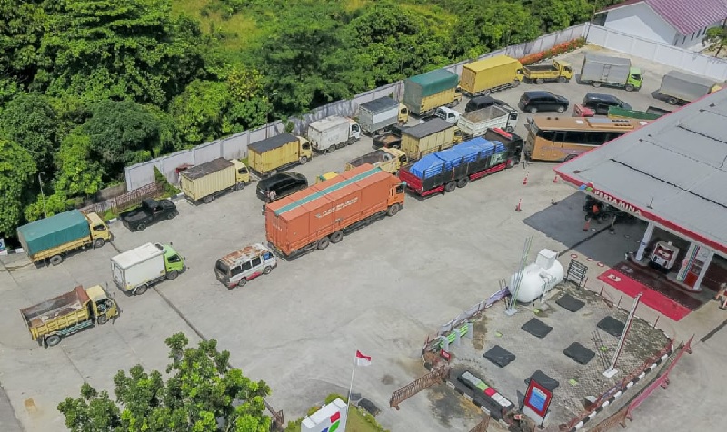 Antrean panjang kendaraan mobil, truk dan bus, mengisi bahan bakar minyak (BBM) jenis solar, di SPBU jalan SM Amin, Pekanbaru. Selasa (8/7/2025).