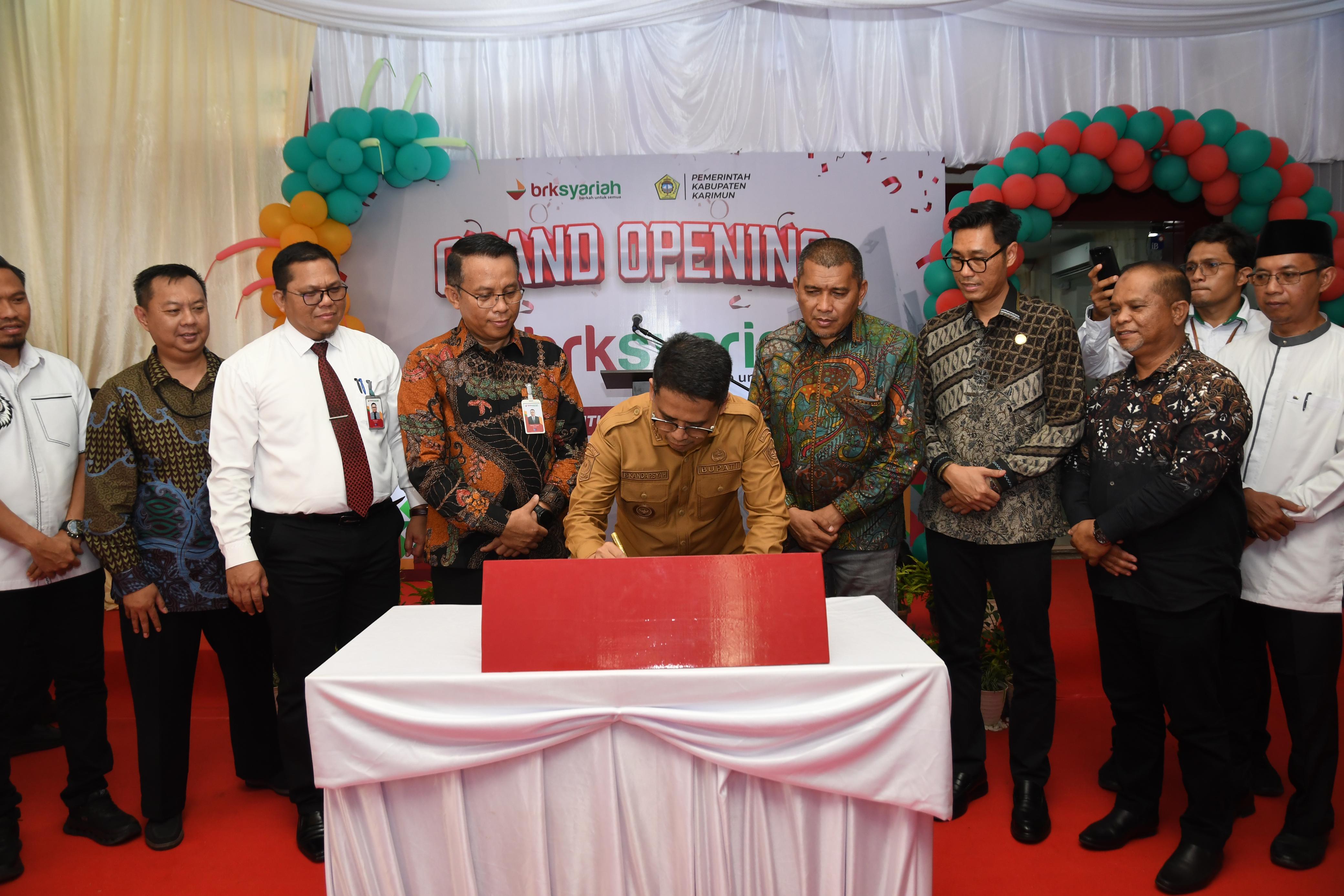 Bupati Karimun H. Ing. Iskandarsyah, menandatangani prasasti peresmian Kantor Cabang Pembantu BRK Syariah Batu Lipai, disaksikan oleh jajaran manajemen BRK Syariah dan pejabat daerah, Senin (8/7/2025)