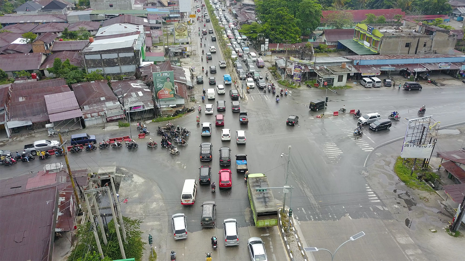Kondisi arus lalu lintas kendaraan di simpang Jalan Garuda Sakti-HR Subrantas, Pekanbaru.beberapa waktu lalu yang rencananya di sini dibangun flyover.