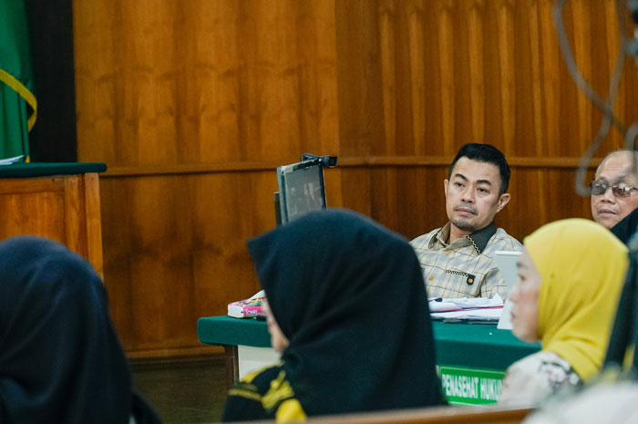 Mantan anggota DRPD Kampar Haswinda, yang juga istri terdakwa Indra Pomi Nasution (jilbab kuning), bersaksi di Pengadilan Tipikor pada PN Pekanbaru pada Selasa (8/7/2025).