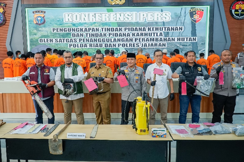 Kapolda Riau Irjen Pol Herry Heryawan saat memimpin ekspos kasus Karhutla yang ditangani Polda Riau, Selasa (8/7/2025).