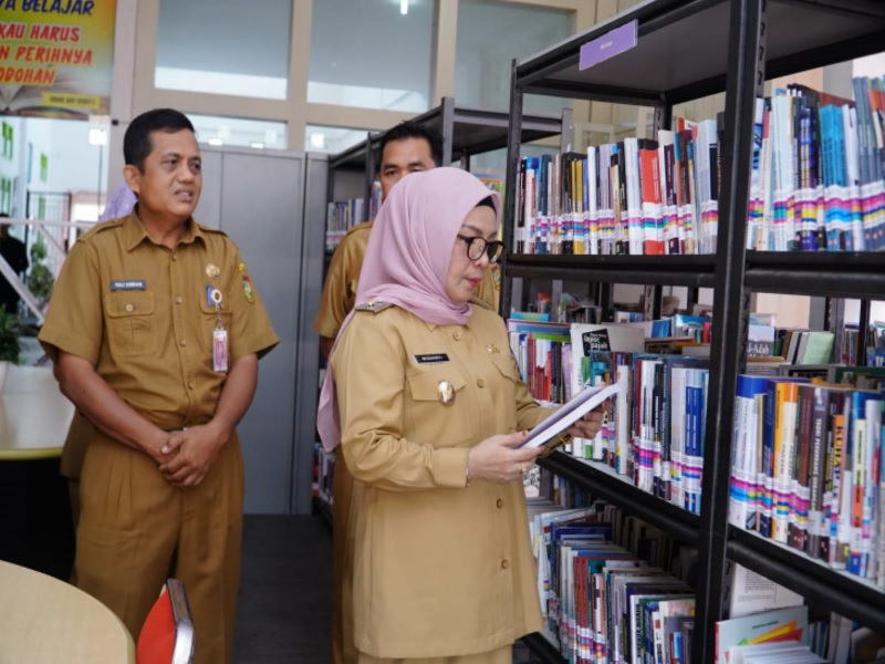 Wakil Bupati Kampar Misharti meninjau perpustakaan di Dinas Perpustakaan dan Arsip usai resmi membuka Lomba Pemilihan Duta Baca Pelajar Tingkat SMP/MTs se-Kabupaten Kampar.