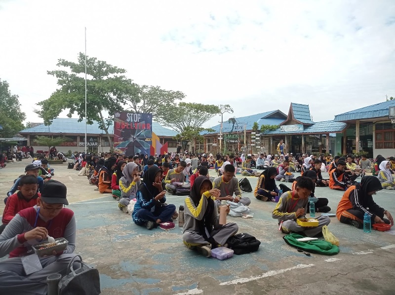 Ratusan siswa baru mengikuti Pra MPLS di halaman SMKN 1 Tembilahan di Jalan Baharuddin Yusuf Tembilahan, Selasa (8/7/2025).