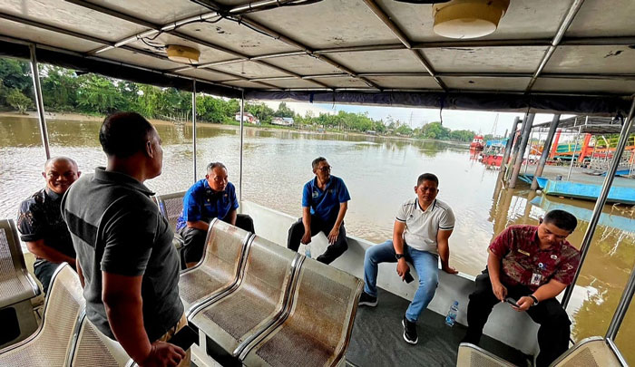 Asisten II Setdako Pekanbaru, Ingot Ahmad Hutasuhut, ketika meninjau langsung kondisi bus air yang selama ini "tertidur" di Pelabuhan Sungai Duku.