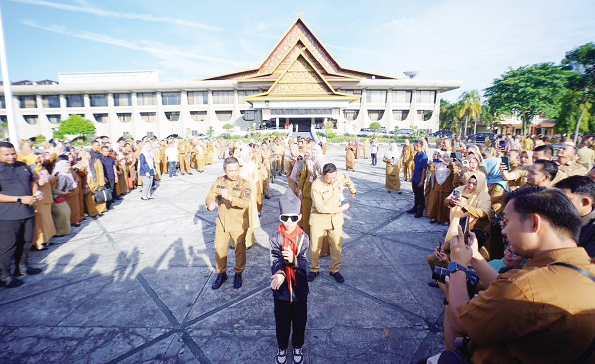 Rayyan Arkan Dikha memperagakan gerakan  si Tukang Tari pacu jalur bersama Gubernur Riau Abdul Wahid dan pegawai Pemerintah Provinsi Riau.