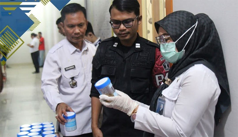 Petugas BNN dan Lapas Pekanbaru bekerja sama dalam pemeriksaan urin puluhan napi dan petugas lapas pada Rabu (9/7/2025).