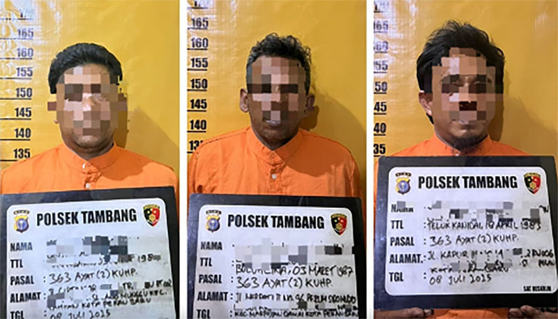 Polsek Tambang mengamankan tiga tersangka aksi pencurian atap seng di Perumahan Mutiara Aishafa, Desa Kualu, Kecamatan Tambang, Kabupaten Kampar, Selasa (8/7/2025)
