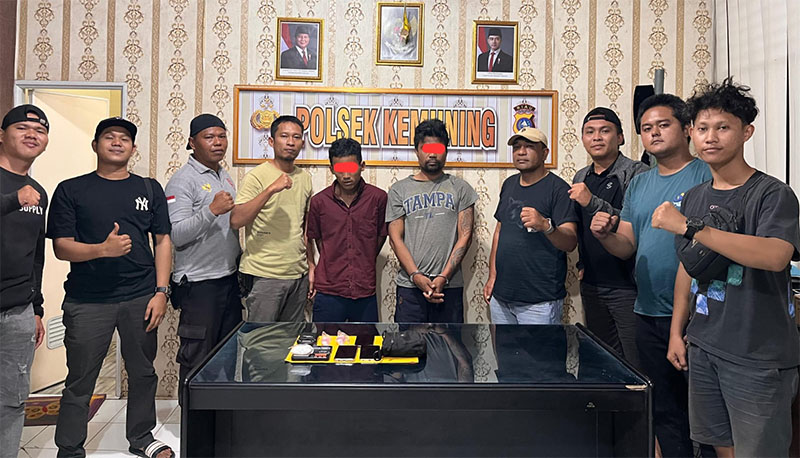 Dua tersangka pengedar narkoba (tengah) diamankan bersama barang bukti di Mapolsek Kemuning, Inhil, Rabu (9/7/2025).