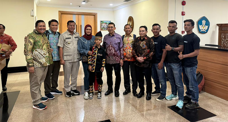 Rayyan Arkan Dikha Si Tukang Tari Jalur bertemu Menteri Kebudayaan RI Fadli Zon, didampingi Bupati Dr H Suhardiman Amby MM dan Kadisbudpar Kuansing Drs Azhar MM, Rabu (9/7/2025).