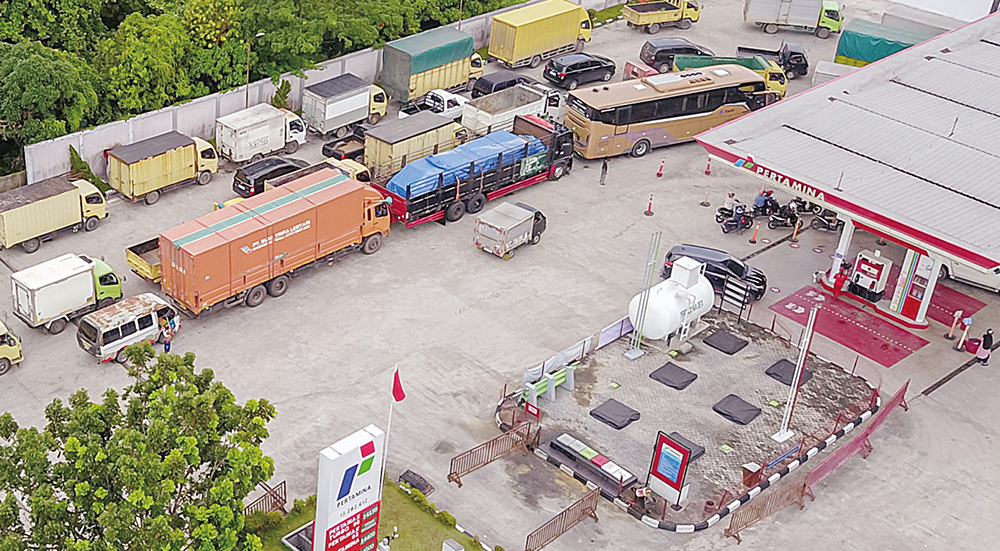 Antrean panjang kendaraan mobil, truk dan bus mengisi BBM jenis solar di SPBU Jalan SM Amin, Pekanbaru, Selasa (8/7/2025).