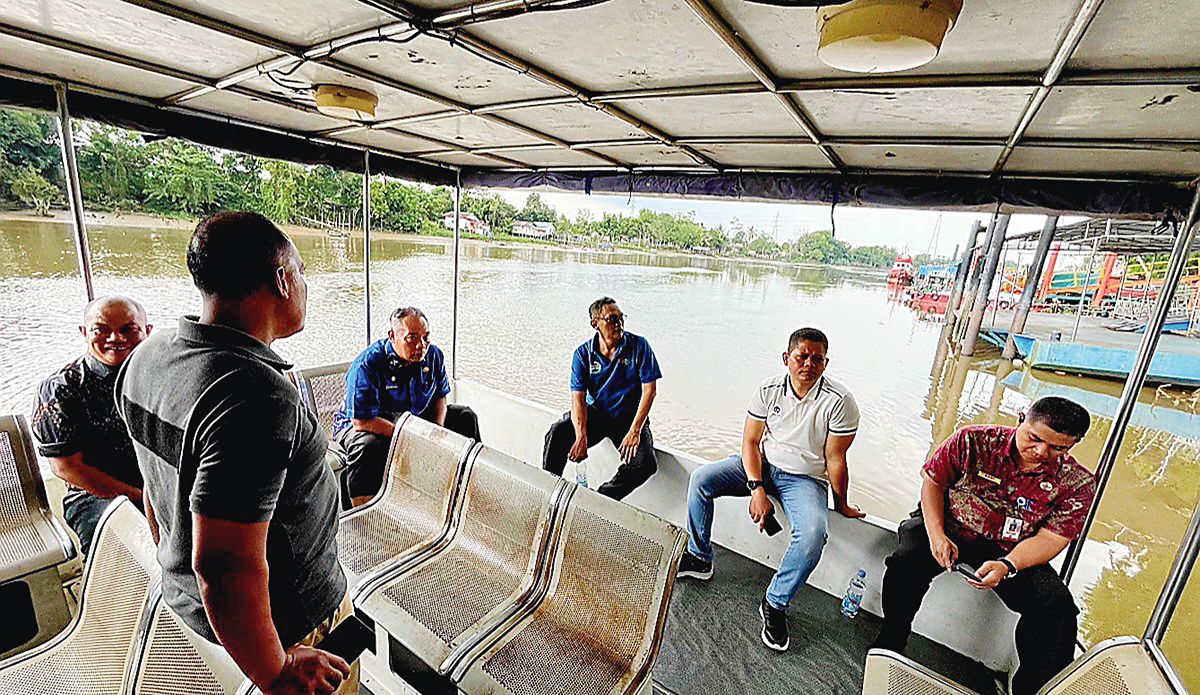 Asisten II Setdako Pekanbaru Ingot Ahmad Hutasuhut meninjau kondisi bus air yang selama ini &lsquo;&rsquo;tertidur&rsquo;&rsquo; di Pelabuhan Sungai Duku, Senin (7/7/2025).