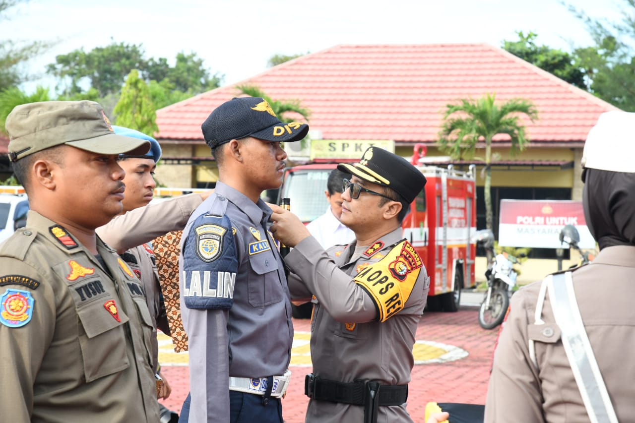 Kapolres Bengkalis AKBP Budi Setiawan menyematkan pita tanda operasi kepada perwakilan petugas di lapangan Mapolres Bengkalis, Rabu (9/7/2025.