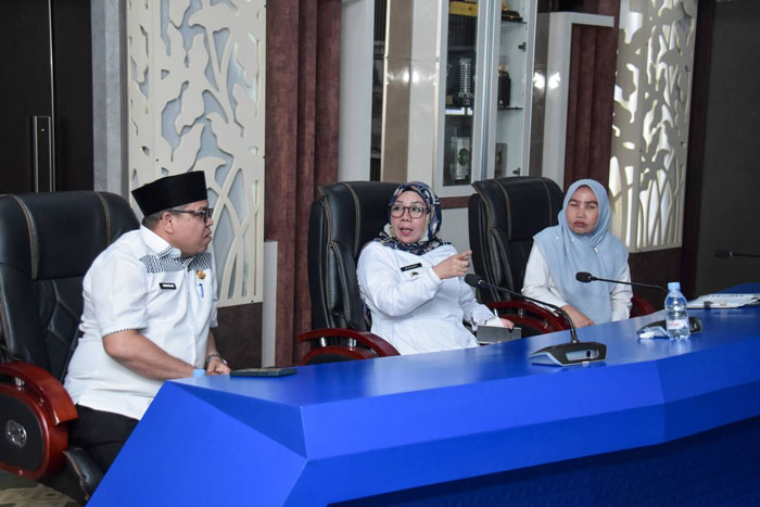 Wabup Kampar Misharti mengikuti rapat kordinasi lanjutan launching Koperasi Desa Merah Putih di Ruang Command Center Kantor Bupati Kampar, Bangkinang Rabu (9/7/2025).