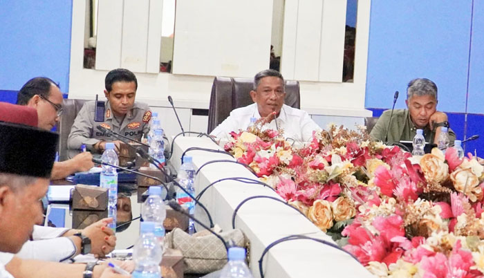 Bupati Rohul Anton ST MM memimpin Rakor persiapan penyaluran bantuan pangan tahun 2025 di aula lantai 3 Kantor Bupati Rohul, Rabu (9/7/2025).