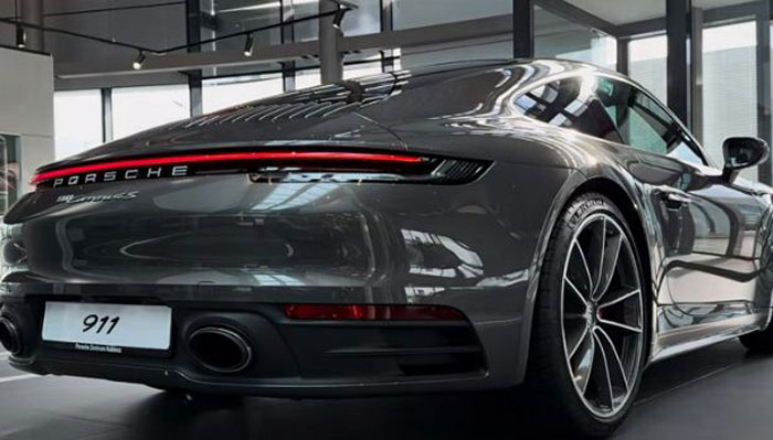 Porsche 911 perkenalkan tiga varian baru: Carrera 4S Coupe, Cabriolet, dan Targa 4S makin memperkuat posisinya dalam segmen sportscar.